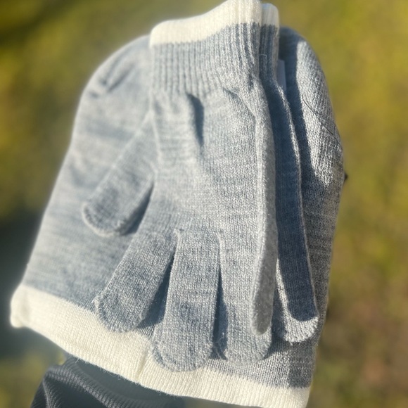 TRUE RELIGION gray and white beanie and gloves set , NWT - Picture 8 of 8